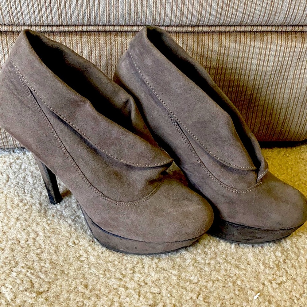 Classy booty style heels! Size 7M
